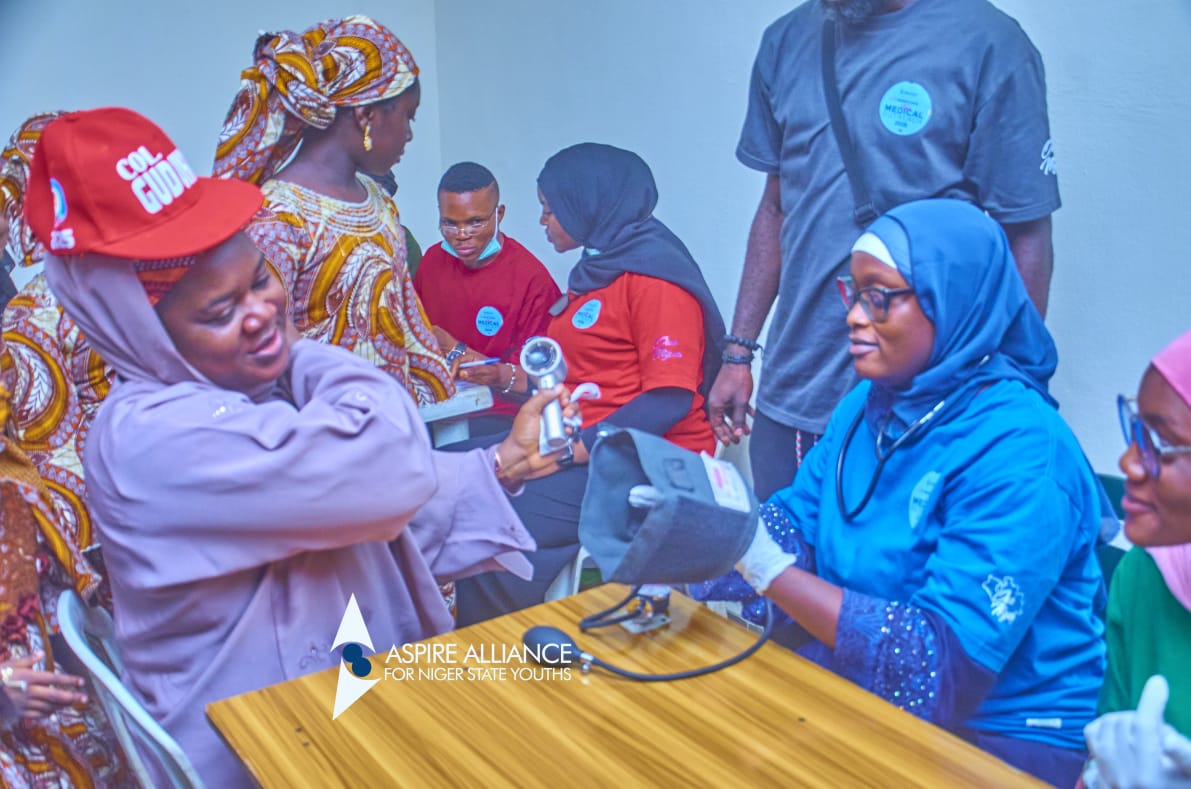 Volunteers distributing free medications